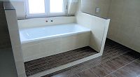 Bad mit Wanne als Nischeneinbau