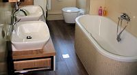 Bad mit platzsparender Wanne