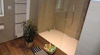 Walk in-Dusche mit Feinsteinzeug und Wandablauf