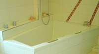 asymetrische Wanne in Kombination mit Glasmosaik