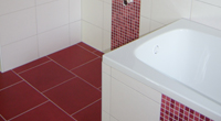 Bad mit bodengleicher Dusche in drei Farbtönen