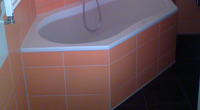 Sechseckwanne mit modernen Farben eingefliest