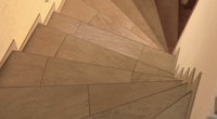 Treppe mit Feinsteinzeug gefliest