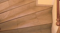 Treppe mit Feinsteinzeug gefliest