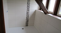 Dusche unter einer Dachschräge